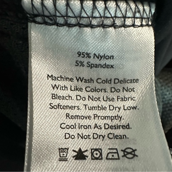 Eddie Bauer Women's Black Straight Leg Active Pants inseam 31", waist 20" - Picture 4 of 4